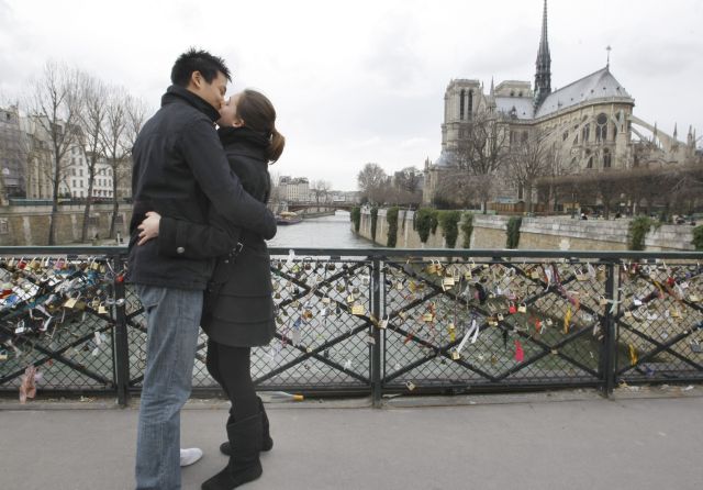 Τη θέση του στο γαλλικό λεξικό βρήκε (επιτέλους) το «γαλλικό φιλί»